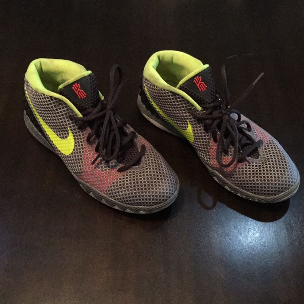 Nike Tennis Shoes (Boy) Size 7